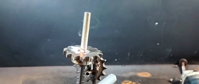 Cách làm máy khoan cầm tay mini từ cặp bánh răng