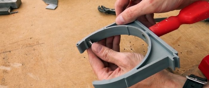 Một thiết bị xu để cắt ống PVC dễ dàng