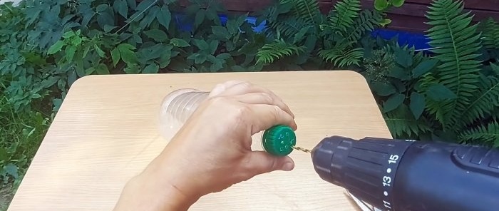 Ako urobiť z PET fliaš zariadenie na bezpečný zber bobúľ