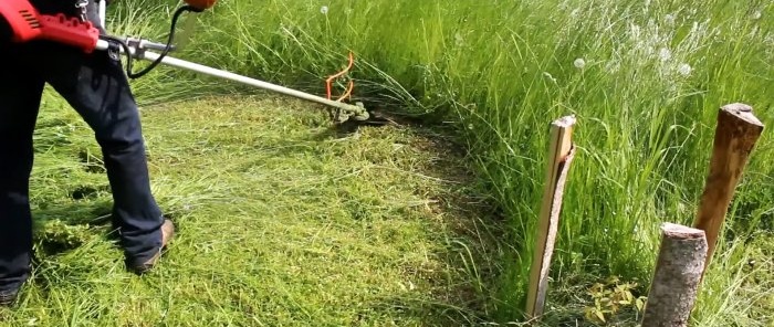 Lampiran untuk memotong rumput tinggi dengan pemangkas