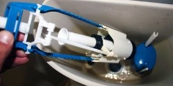 Hoe je een waterlek in een toilet in letterlijk 2 minuten kunt repareren zonder onderdelen te vervangen