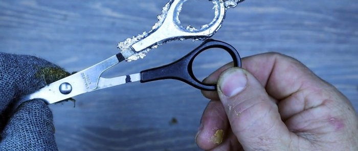 Paano ibalik ang isang plastic scissor ring sa pamamagitan ng paghahagis sa bahay