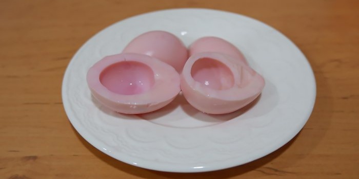 huevos rellenos de color rosa