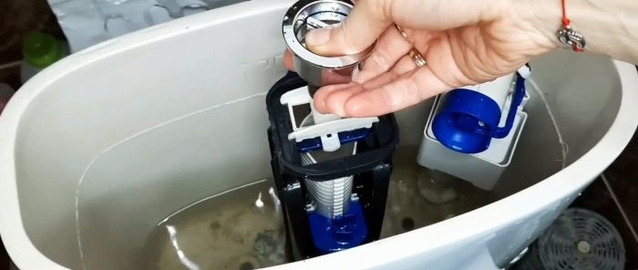 Slik fjerner du kalk og rust fra en toalettsisterne på et blunk